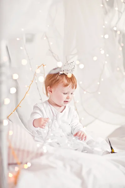 Beautiful lcute red-haired girl sits in white bed. Princess bed. — Stock Photo, Image