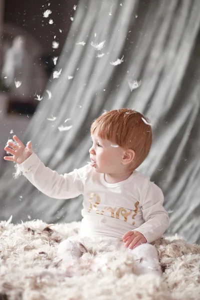 Baby Pasgeboren met veren. kind achter veren stapel en ca — Stockfoto