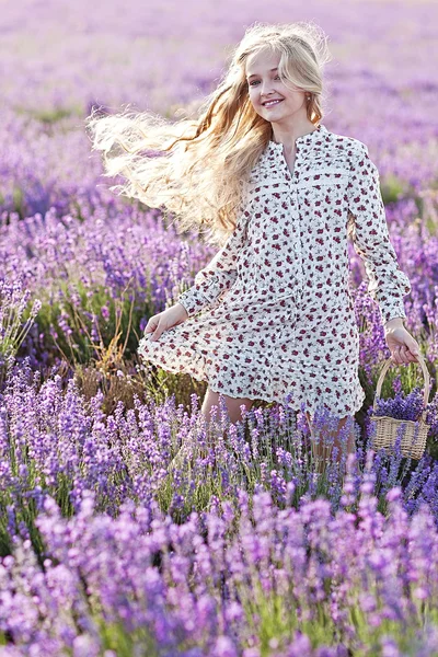 Bella ragazza bionda smal sul campo di lavanda — Foto Stock