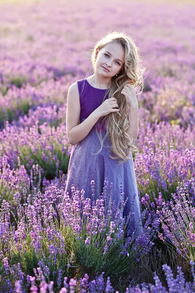 Schöne kleine blonde Mädchen auf dem Lavendelfeld — Stockfoto