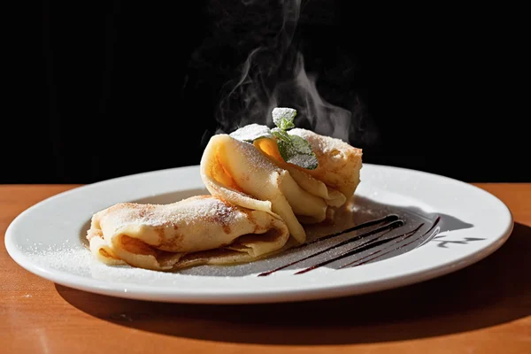 Crepe con manzana y canela y menta en plato blanco —  Fotos de Stock