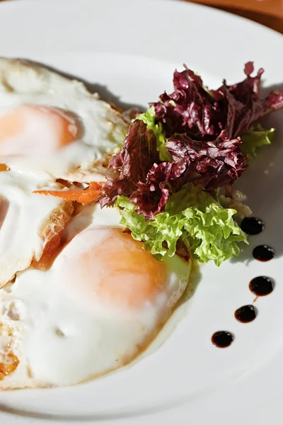 Colazione in hotel. Uova fritte con insalata — Foto Stock