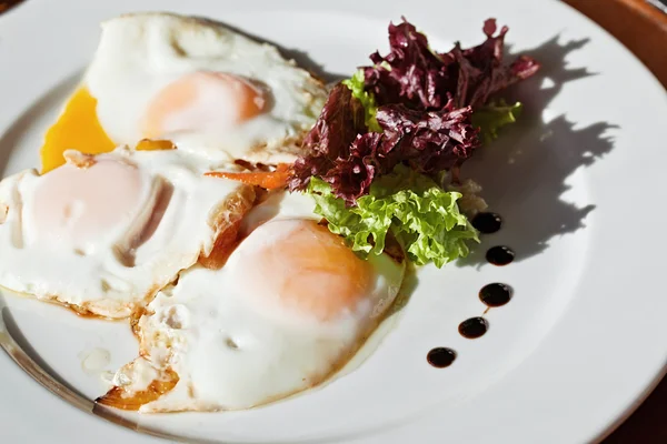 Otel kahvaltı. sahanda yumurta salatası ile — Stok fotoğraf