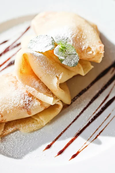 Crepe con manzana y canela y menta en plato blanco —  Fotos de Stock