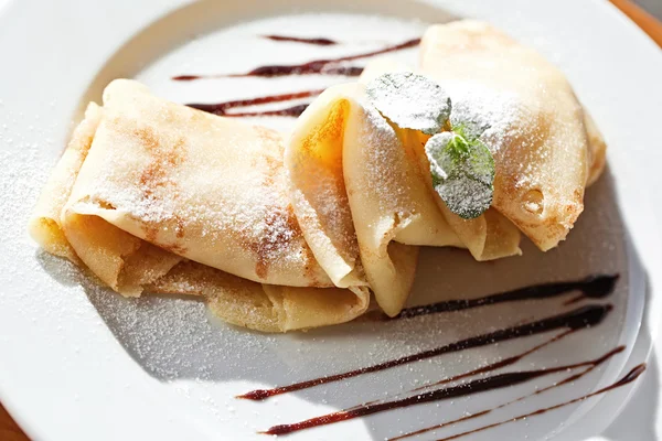 Crepe with apple and cinnamon and mint on white plate — Stock Photo, Image