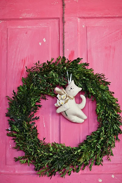 Valentine wreath and sign board on wooden vintage pink door — Stock Photo, Image