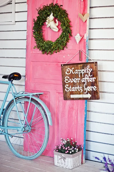 Corona de San Valentín y letrero en madera vintage puerta rosa —  Fotos de Stock