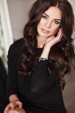 Genç esmer Bayan siyah dantelli elbise beyaz odada poz. hassasiyet