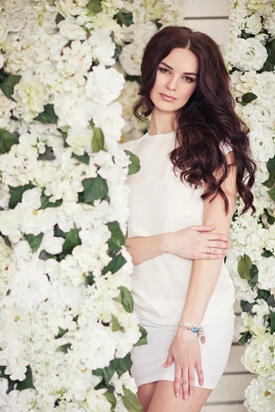 Menina bonita jovem perto de flores brancas. Humor de primavera . — Fotografia de Stock