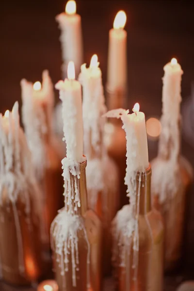 Garrafa de ouro com velas acesas — Fotografia de Stock