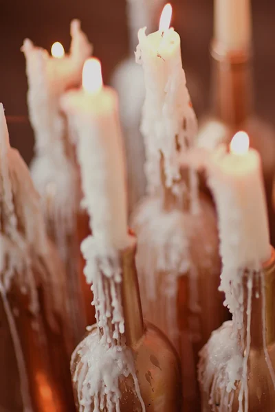 Zlata láhev s hořící svíčky — Stock fotografie