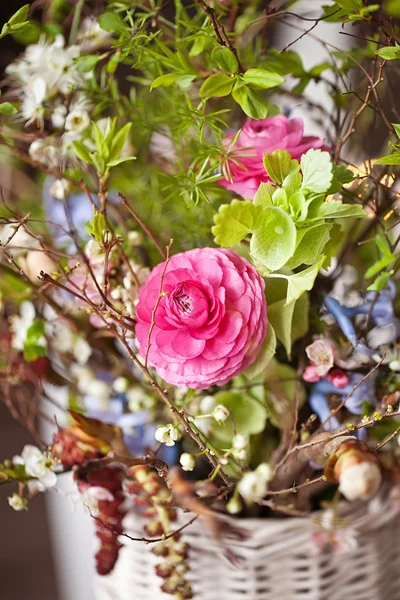 Schöner Strauß leuchtend weißer Hahnenfußblumen — Stockfoto