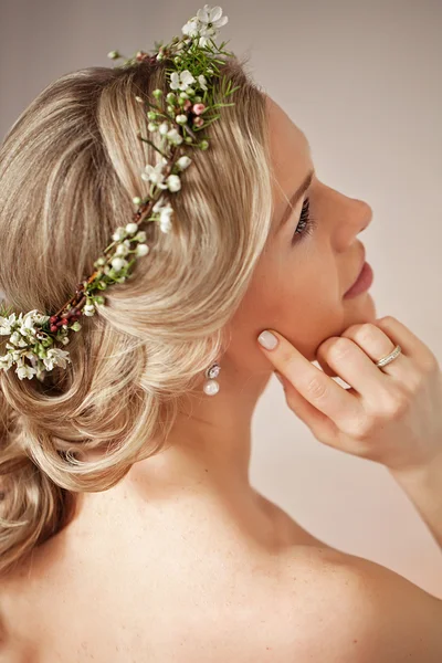 Portrait de beauté tendre de mariée avec couronne de fleurs dans les cheveux — Photo