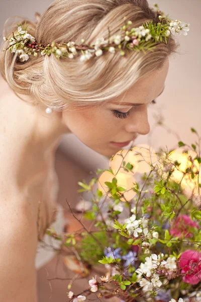 Tierno retrato de belleza de novia con flores corona en el pelo — Foto de Stock