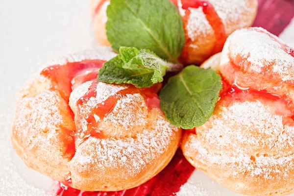 水果泡芙法国甜点与薄荷 — 图库照片