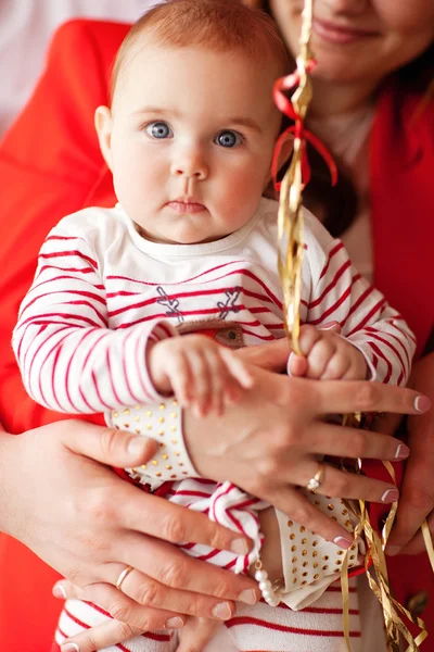 Porträtt av en ung lycklig familj med barnet hemma — Stockfoto