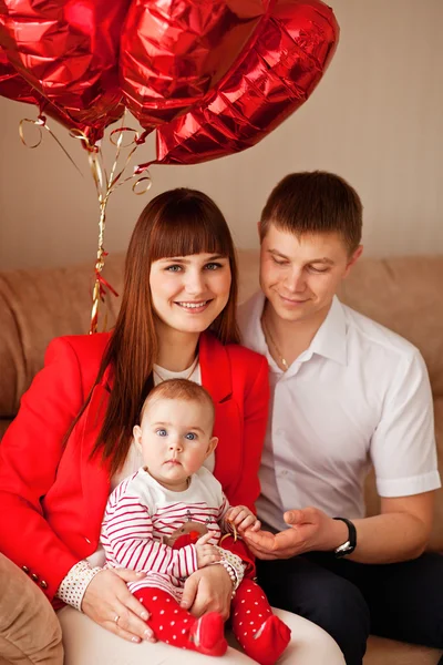 Portret van een jong gelukkig gezin met het kind thuis — Stockfoto