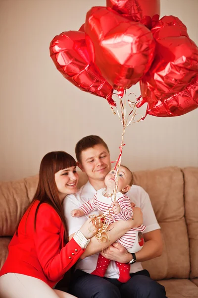 Portret van een jong gelukkig gezin met het kind thuis — Stockfoto