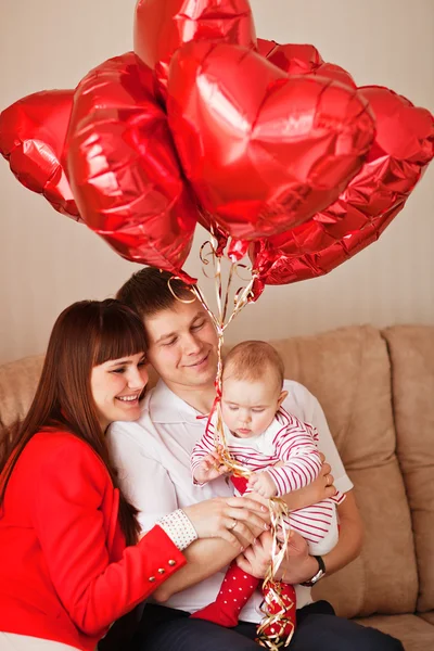 Portret młodej szczęśliwej rodziny z dzieckiem w domu — Zdjęcie stockowe