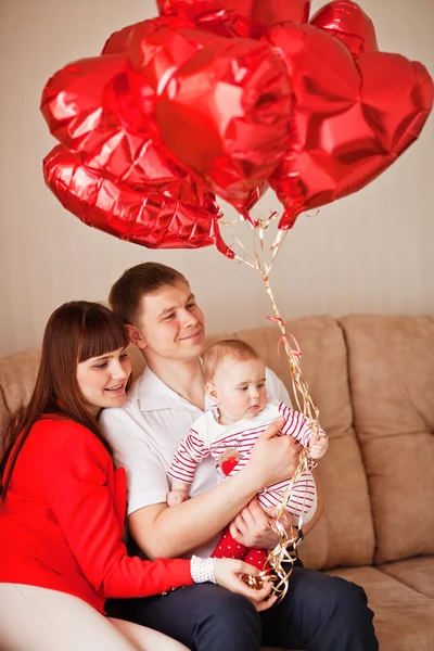 Portret van een jong gelukkig gezin met het kind thuis — Stockfoto