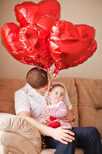 Gelukkig vader zit met baby in haar armen — Stockfoto