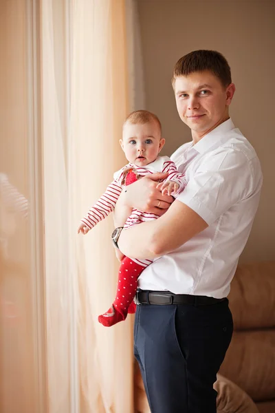 Pai feliz sentado com bebê em seus braços — Fotografia de Stock
