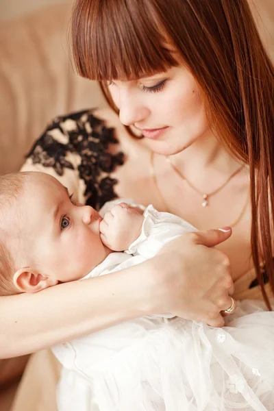 Foto van de jonge moeder beuty met schattige baby — Stockfoto