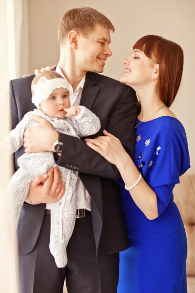 Retrato de una joven familia feliz con el niño en casa — Foto de Stock