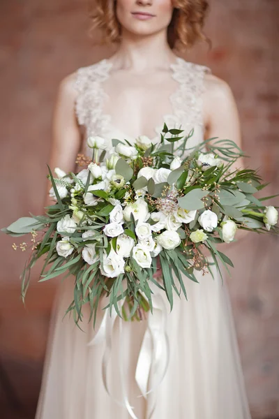 De bruid houden bruiloft boeket van witte Boterbloem, gras en rozen — Stockfoto