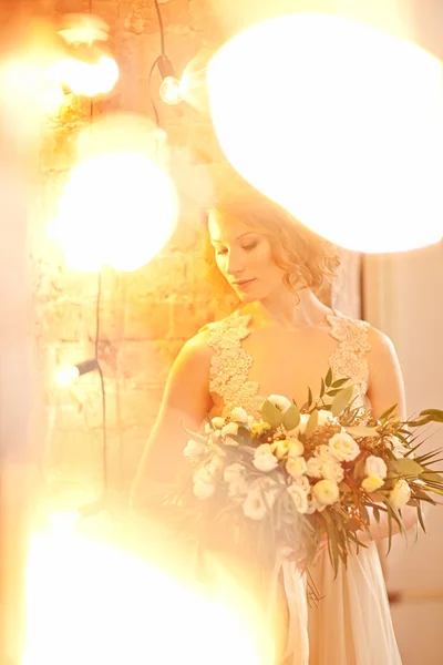 Inschrijving schoonheid portret van de bruid met bloemen boeket — Stockfoto