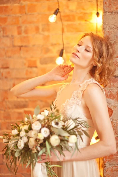 Inschrijving schoonheid portret van de bruid met bloemen boeket — Stockfoto