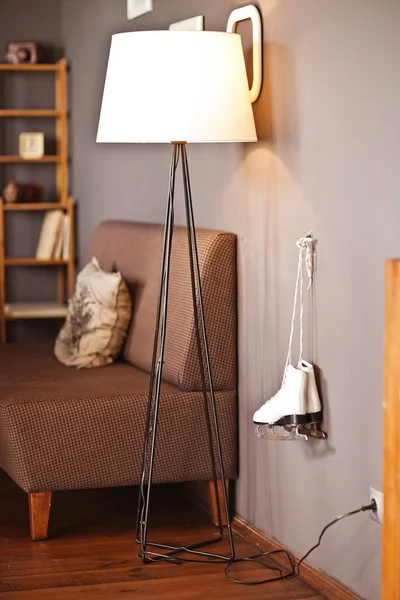 Canapé et lampe modernes dans un salon gris — Photo