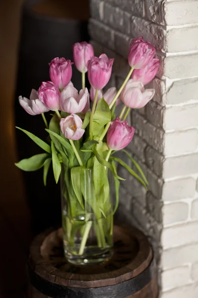Букет красивых пастельных розовых тюльпанов в стеклянных вазах о — стоковое фото