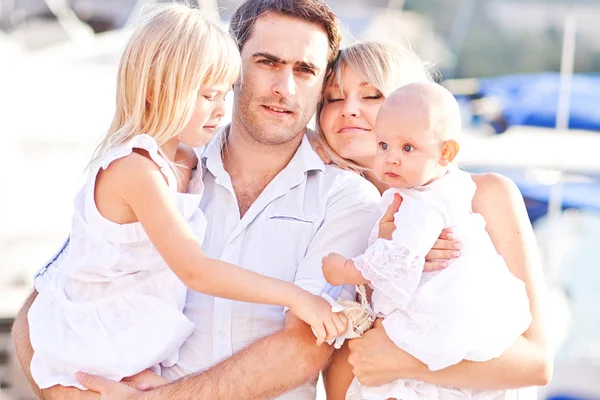 Gelukkige familie plezier wandelen op de ligplaats in de buurt van jachten — Stockfoto