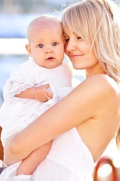 Moeder en baby in yacht club — Stockfoto