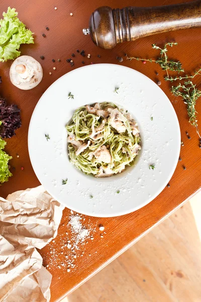 İtalyan makarna beyaz tabakta, sos ve parmesan peyniri ile — Stok fotoğraf