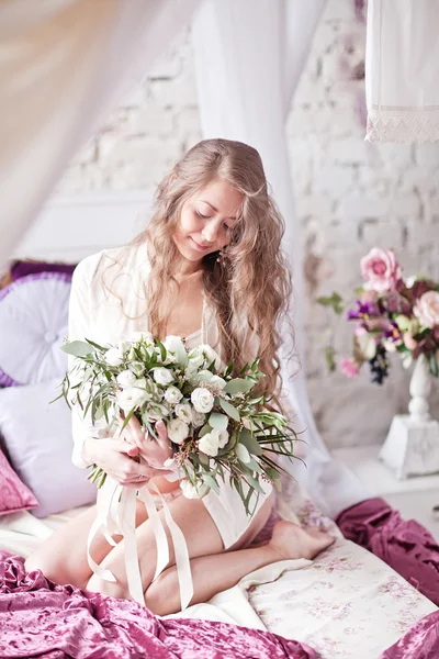 Hermosa joven mujer ternura en camisa de noche en la cama vintage blanca cerca de la almohada rosa —  Fotos de Stock