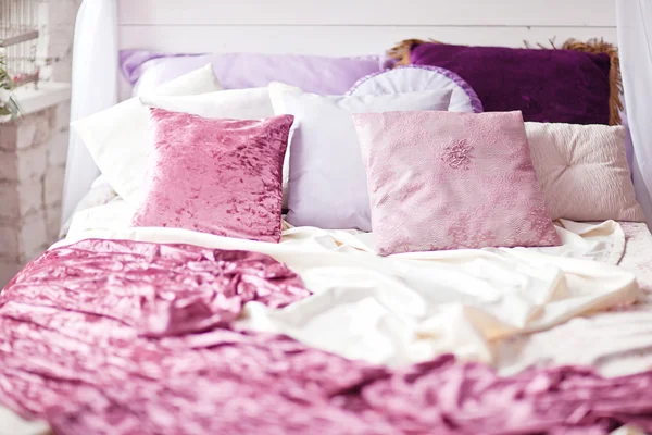 Cama blanca y acogedora con almohada vintage y flores —  Fotos de Stock