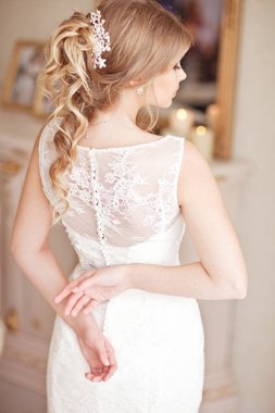 Fildişi hassasiyet gelinlik vinatge iç poz genç çekici gelin