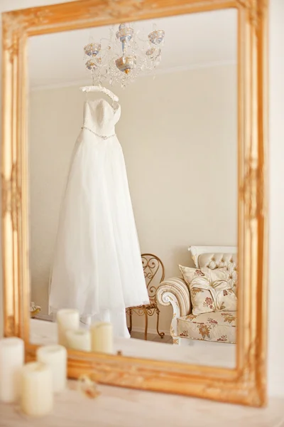 Vestido hermoso blanco de boda en el interior vintage —  Fotos de Stock