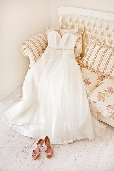 Vestido hermoso blanco de boda en el interior vintage —  Fotos de Stock