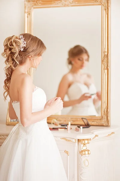 Young attractive bride in ivory tenderness wedding dress posing in vinatge interior — Stock Photo, Image