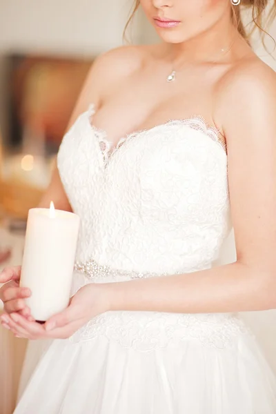 Vestido hermoso blanco de boda en el interior vintage —  Fotos de Stock