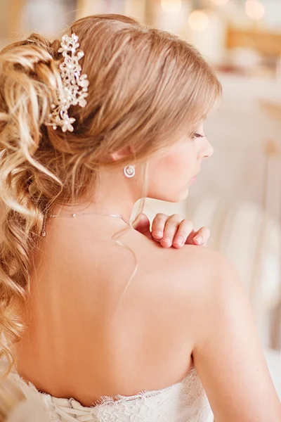 Unga attraktiva bruden i elfenben ömhet bröllopsklänning poserar i vinatge inre — Stockfoto