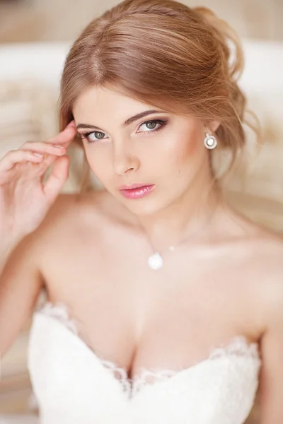 Jovem noiva atraente em marfim ternura vestido de noiva posando no interior vinatge — Fotografia de Stock