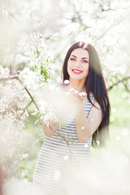 Bahar çiçeklerindeki güzel bir kadının portresi.