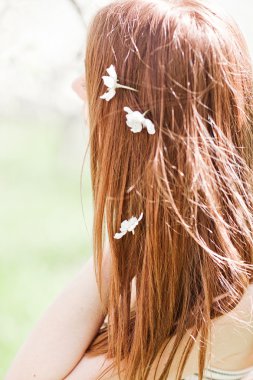 Kadın saçı küçük kiraz çiçekleri