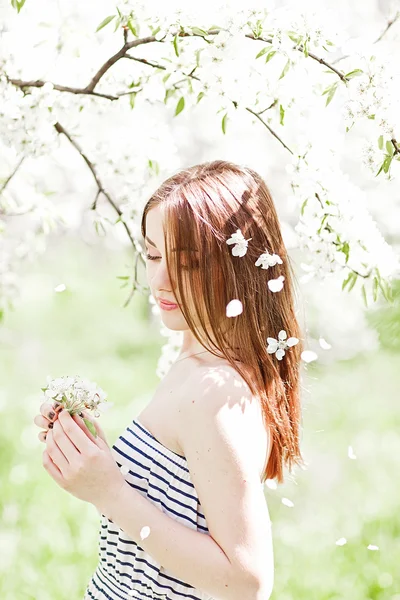 Retrato de jovem mulher encantadora em flores de primavera — Fotografia de Stock