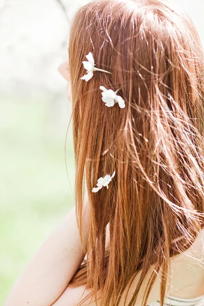 Cherry bloempjes in vrouw haar — Stockfoto