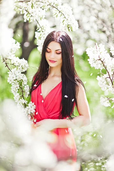Portrét mladé krásné ženy v jarních květinách — Stock fotografie